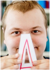 Junger Mann hält den Buchstaben A © kollektiv fischka/fischka.com