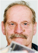 älterer Mann mit Erinnerungsfotos © kollektiv fischka/fischka.com
