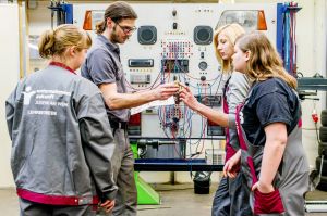 Ausbilder erklärt drei weiblichen Lehrlingen Elektroschaltungen © Kollektiv Fischka/fischka.com Ausbilder erklärt drei weiblichen Lehrlingen Elektroschaltungen © Kollektiv Fischka/fischka.com