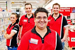 Mitarbeiter mit Lernschwierigkeit mit seinen Kollegen in einem Elektronikfachmarkt © Kollektiv Fischka/fischka.com Mitarbeiter mit Lernschwierigkeit mit seinen Kollegen in einem Elektronikfachmarkt © Kollektiv Fischka/fischka.com