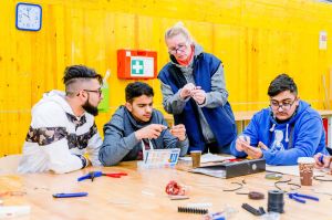 Drei Elektrotechnik-Lehrlinge mit Ausbilderin © Kollektiv Fischka/fischka.com Drei Elektrotechnik-Lehrlinge mit Ausbilderin © Kollektiv Fischka/fischka.com