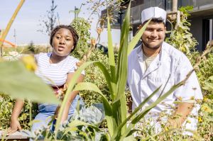 Zwei Teilnehmer:innen aus der Tagesstruktur Am Seebogen © Kollektiv Fischka/fischka.com Zwei Teilnehmer:innen aus der Tagesstruktur Am Seebogen © Kollektiv Fischka/fischka.com