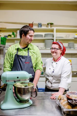 Sebastian Knasmillner und Köchin Sandra in der Küche von Gittis Heuriger © Kollektiv Fischka/fischka.com Sebastian Knasmillner und Köchin Sandra in der Küche von Gittis Heuriger © Kollektiv Fischka/fischka.com