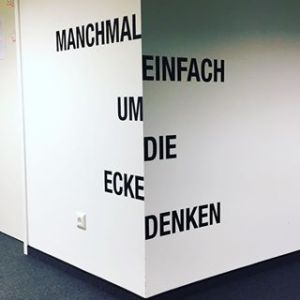Wand mit dem Spruch Einfach um die Ecke denken © Jugend am Werk Wand mit dem Spruch Einfach um die Ecke denken © Jugend am Werk