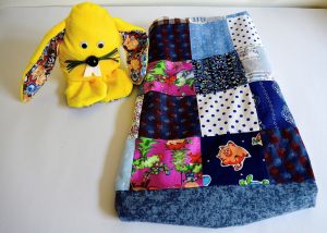 Hase aus Stoff und Patchworkdecke © Rossen Aleksiev Hase aus Stoff und Patchworkdecke © Rossen Aleksiev