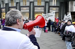 Selbstvertreter Ossi Föllerer bei einer Kundgebung 2011 © Christian Müller Selbstvertreter Ossi Föllerer bei einer Kundgebung 2011 © Christian Müller