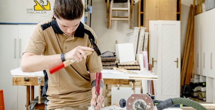 junge Tischlerin bei der Arbeit © Kollektiv Fischka/fischka.com