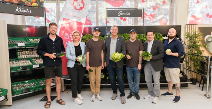 Gruppenfoto mit Bezirksvorsteher Papai © Samariterbund Wien/Pall