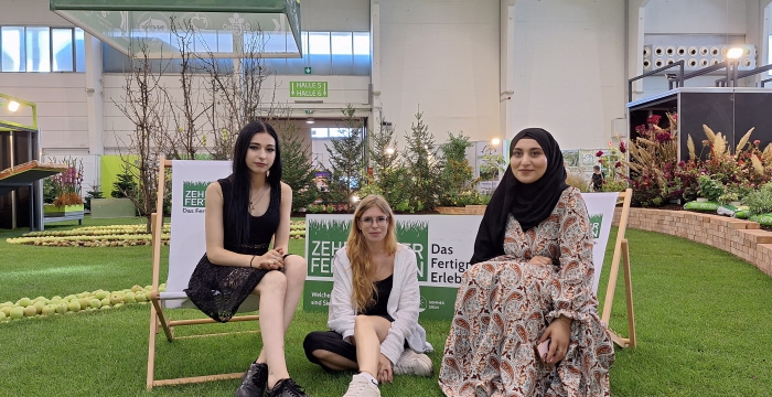 Gruppenfoto mit den drei Floristinnen auf der Gartenbaumesse © Jugend am Werk