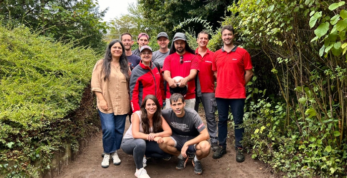 Gruppenfoto der Hilti-Mitarbeiter:innen im Garten © Jugend am Werk