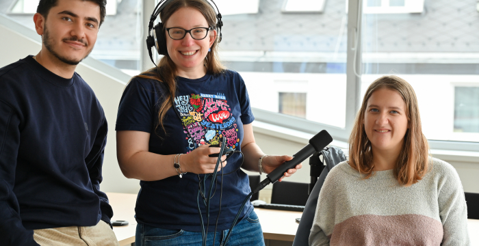 Jamal und Jasmin bei der Aufnahme des Podcasts mit Journalistin Sandra Knopp © Jugend am Werk