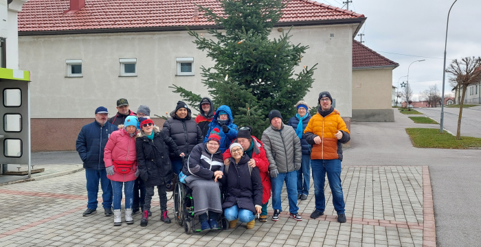 Gruppe aus Hirschstetten vor ihrem Christbaum © Jugend am Werk