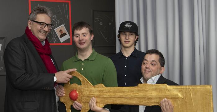 Stadtrat Peter Hacker mit den Bewohnern Stefan Haibl, Niklas Raab und Sharon Kravitz bei der Eröffnung des inklusiven Wohnens Augarten © PID/Gökmen