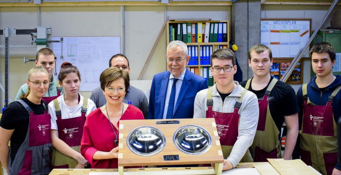 Bundespräsident Alexander Van der Bellen und seine Gattin Doris Schmidauer mit Tischlerlehrlingen und ihrem Ausbilder © Jugend am Werk