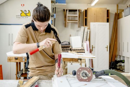 junge Tischlerin bei der Arbeit © Kollektiv Fischka/fischka.com