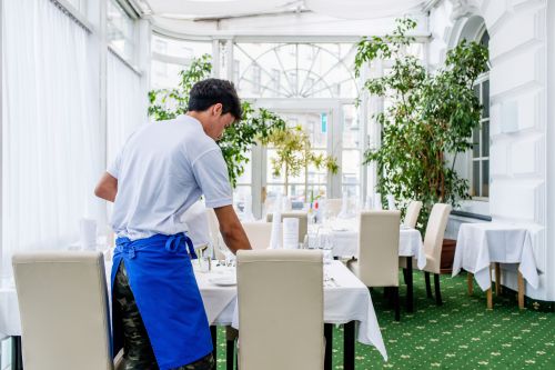 Junger Mann deckt einen Tisch im ZOBAeck © Kollektiv Fischka/fischka.com