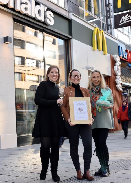 Übergabe Partnerurkunde an McDonalds, Filiale Mariahilfer Straße 65 © Jugend am Werk Übergabe Partnerurkunde an McDonalds, Filiale Mariahilfer Straße 65 © Jugend am Werk