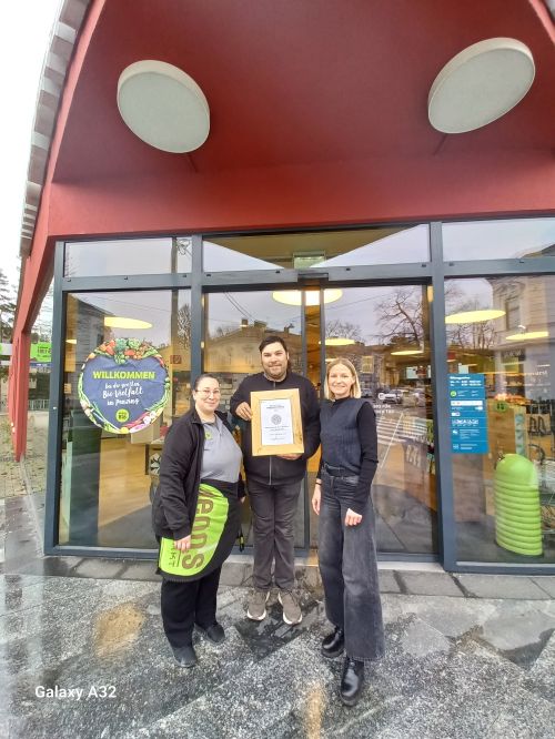 Übergabe Partnerurkunde an Denns Biomarkt, Filiale Hauptstraße Wien 14 © Jugend am Werk Übergabe Partnerurkunde an Denns Biomarkt, Filiale Hauptstraße Wien 14 © Jugend am Werk