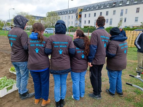 Gruppenfoto mit den T-shirts Heldinnen am Werk © Jugend am Werk