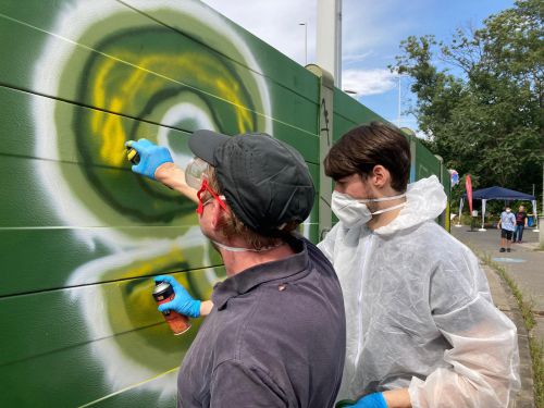 Ein Bewohner und ein professioneller Graffiti-Sprayer beim Verzieren © Jugend am Werk