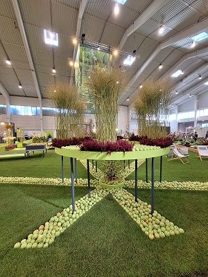 Florales Kunstwerk auf der Gartenbaumesse 2024 © Jugend am Werk