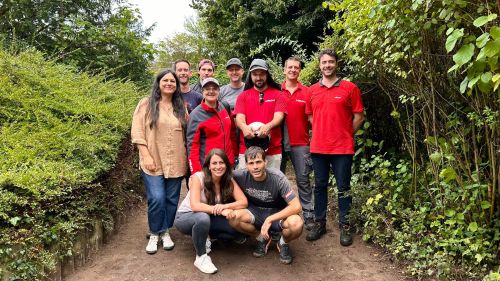 Gruppenfoto der Hilti-Mitarbeiter:innen im Garten © Jugend am Werk