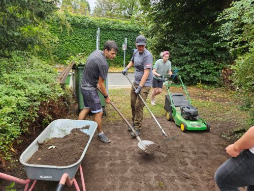 Mitarbeiter:innen von Hilti bei der Gartenarbeit © Jugend am Werk