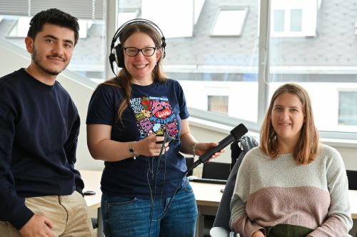 Jamal und Jasmin bei der Aufnahme des Podcasts mit Journalistin Sandra Knopp © Jugend am Werk