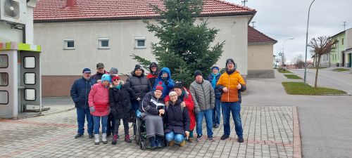 Gruppe aus Hirschstetten vor ihrem Christbaum © Jugend am Werk