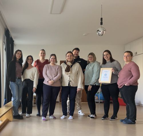 Gruppenbild Auszeichnung Partnerbetrieb 2025, Pfarrkindergarten St.Anton von Padua © Jugend am Werk