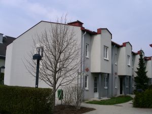 Außenansicht der Reihenhäuser Gerasdorfer Straße © Jugend am Werk Außenansicht der Reihenhäuser Gerasdorfer Straße © Jugend am Werk